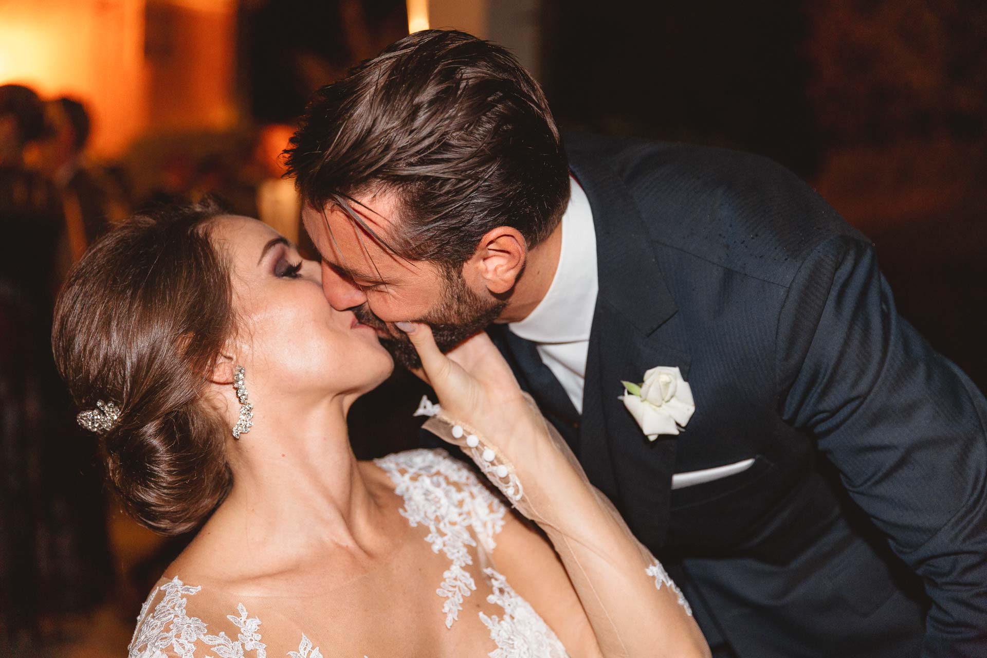 Il bacio degli sposi alla festa, di sera