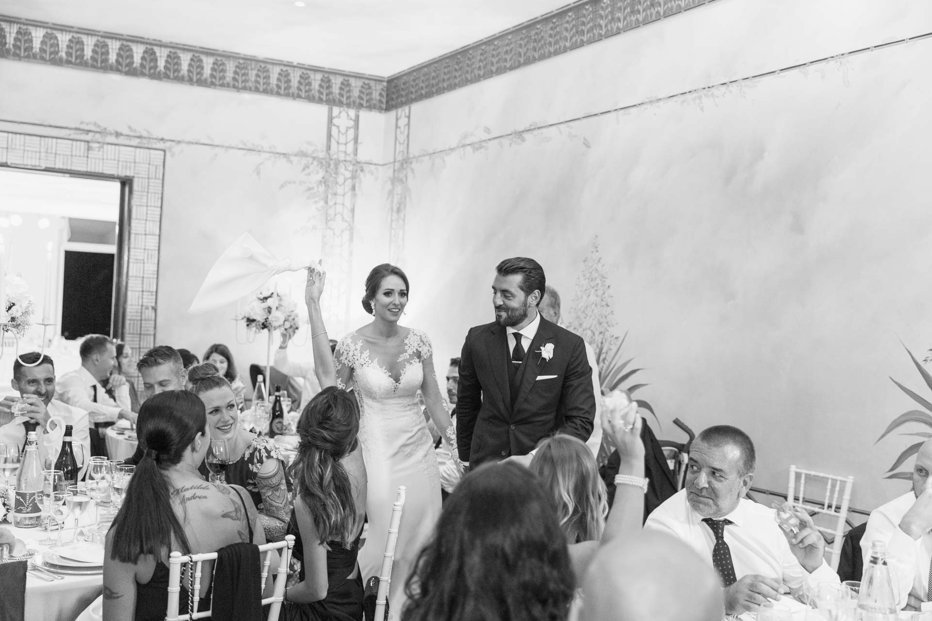 In bianco e nero, gli sposi entrano in sala tra i tovaglioli al vento