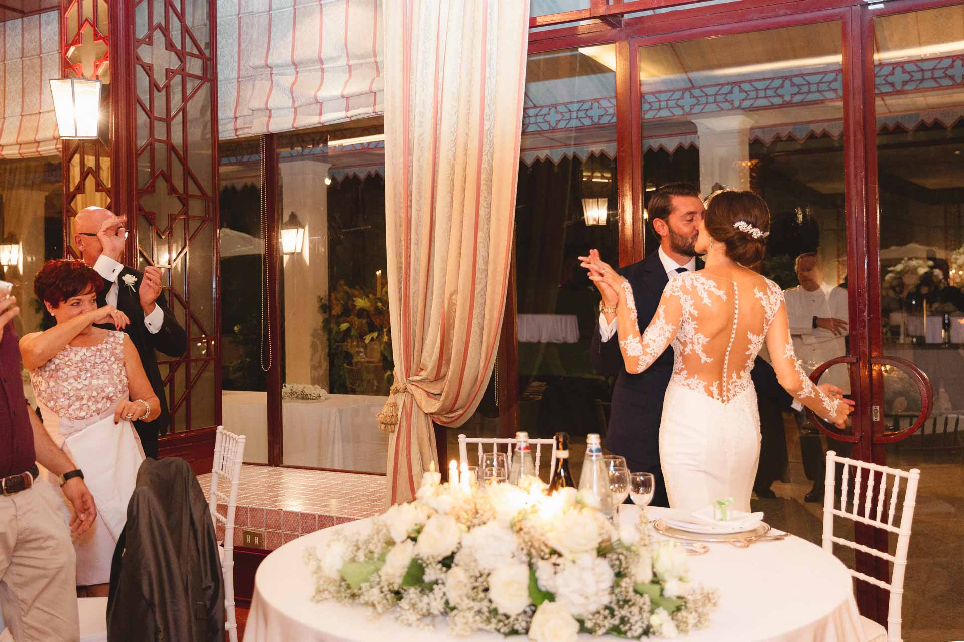 Gli sposi ballano al loro tavolo, nella veranda