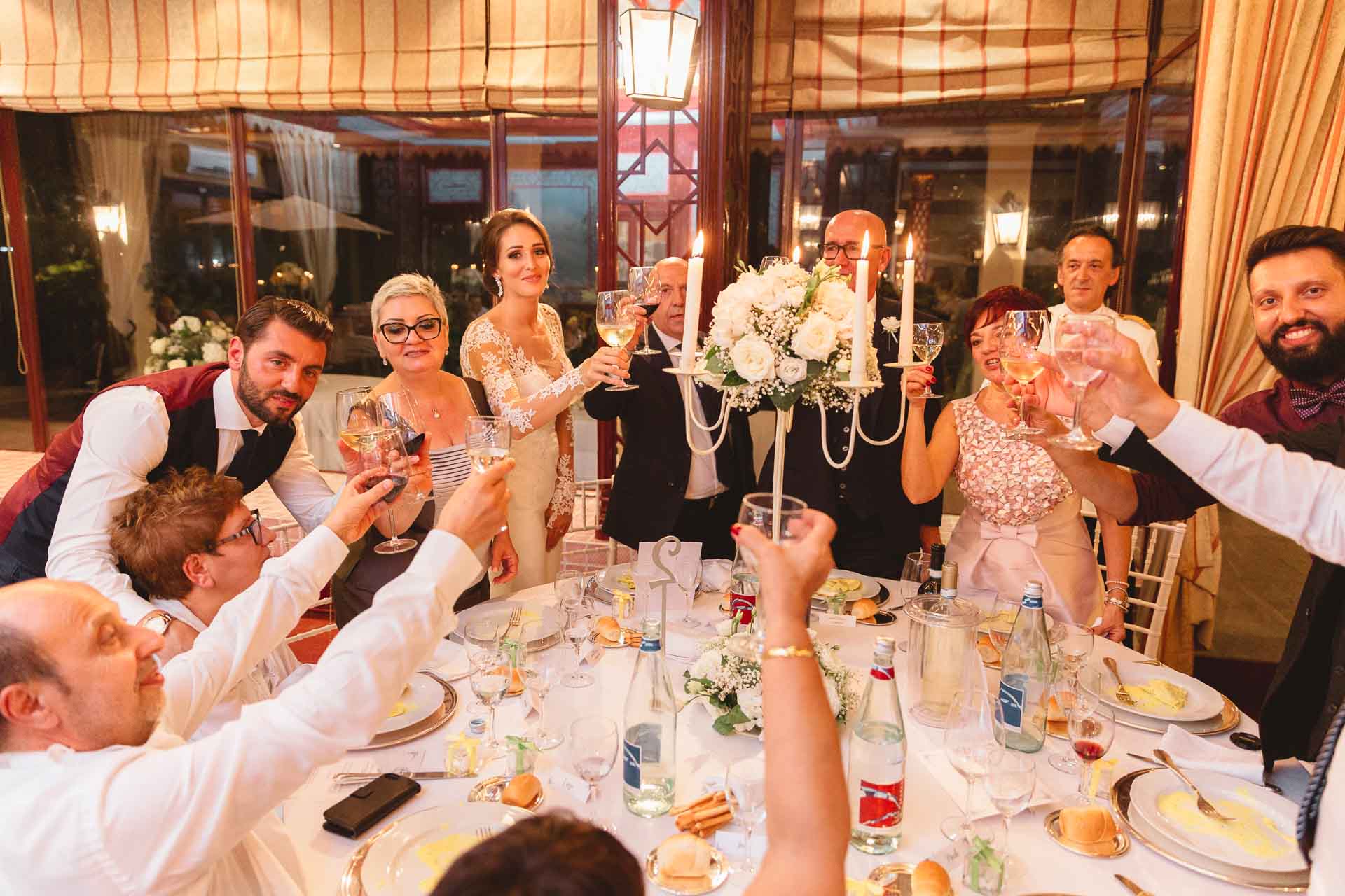 Il brindisi al tavolo degli sposi, con i calici alzati