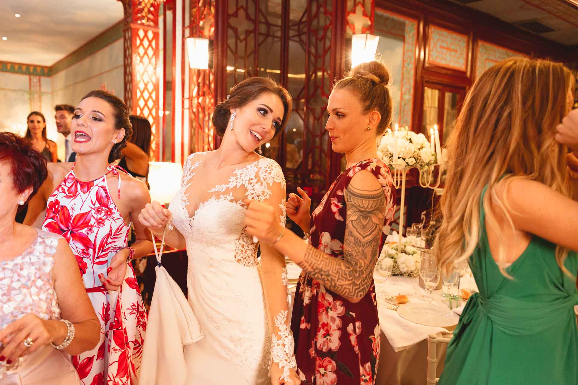 La sposa ride tra le amiche in sala