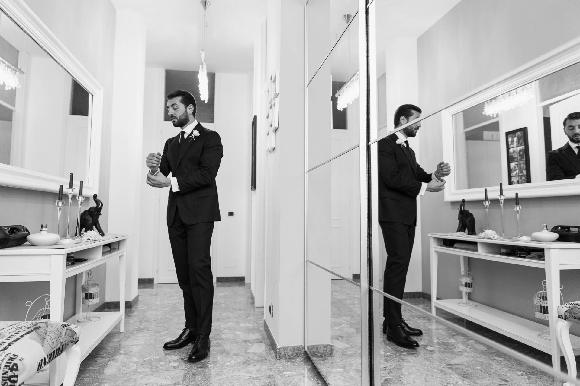 In bianco e nero, lo sposo nel corridoio, riflesso nello specchio