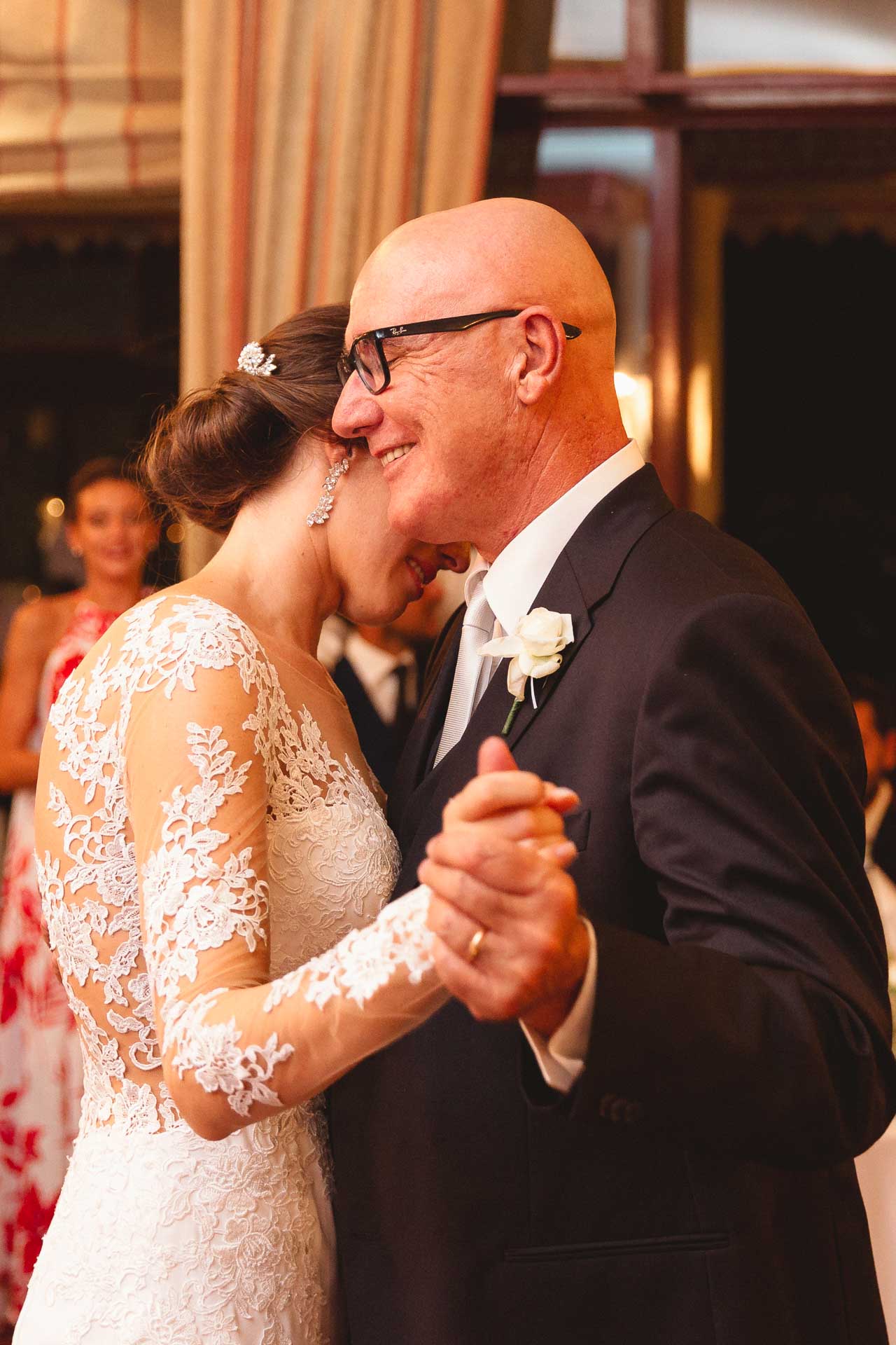 La sposa balla con il papà, a occhi chiusi