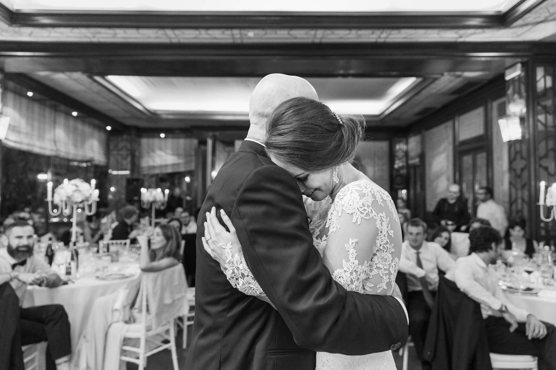 In bianco e nero, l'abbraccio tra la sposa e il papà in sala