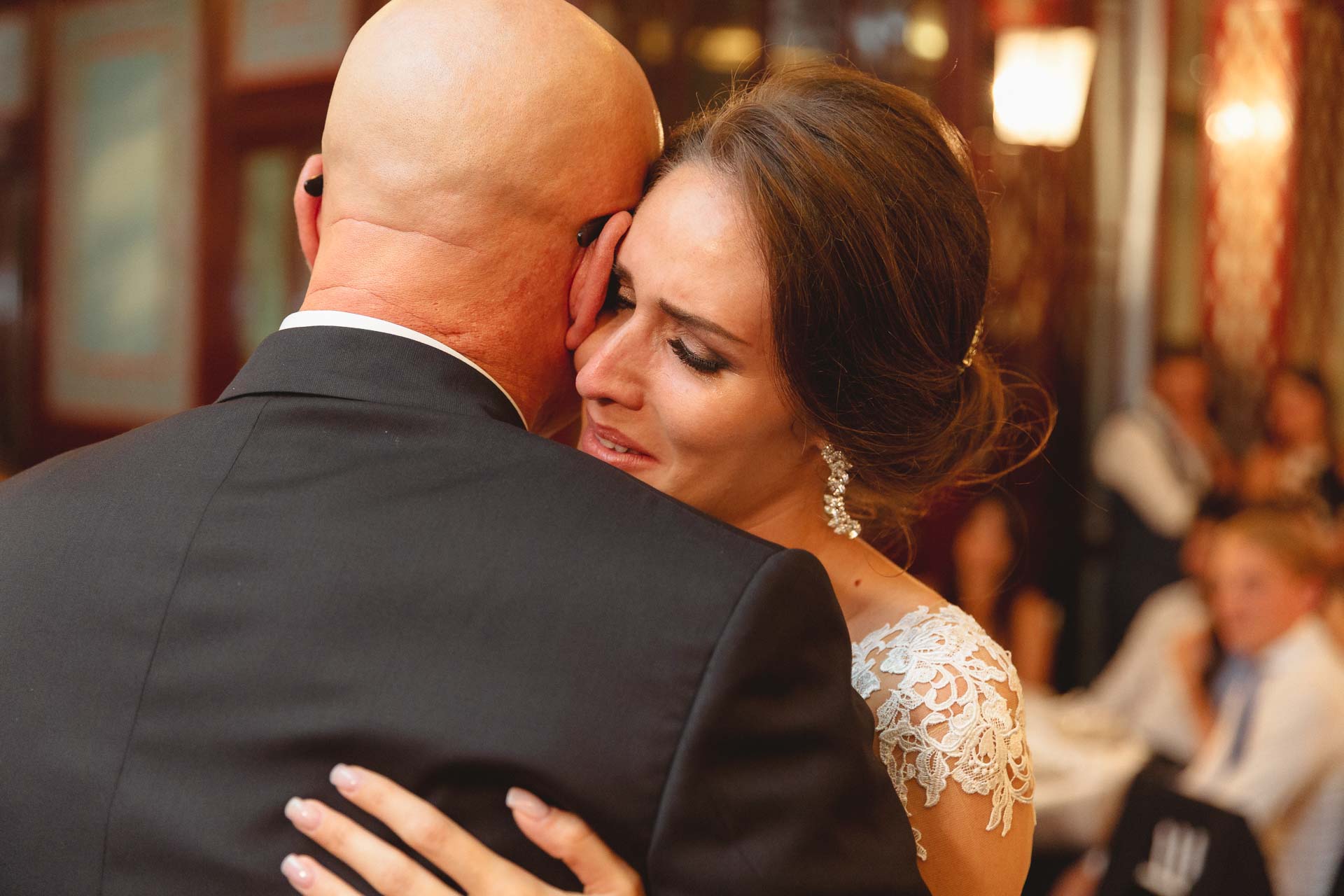La sposa commossa tra le braccia del papà