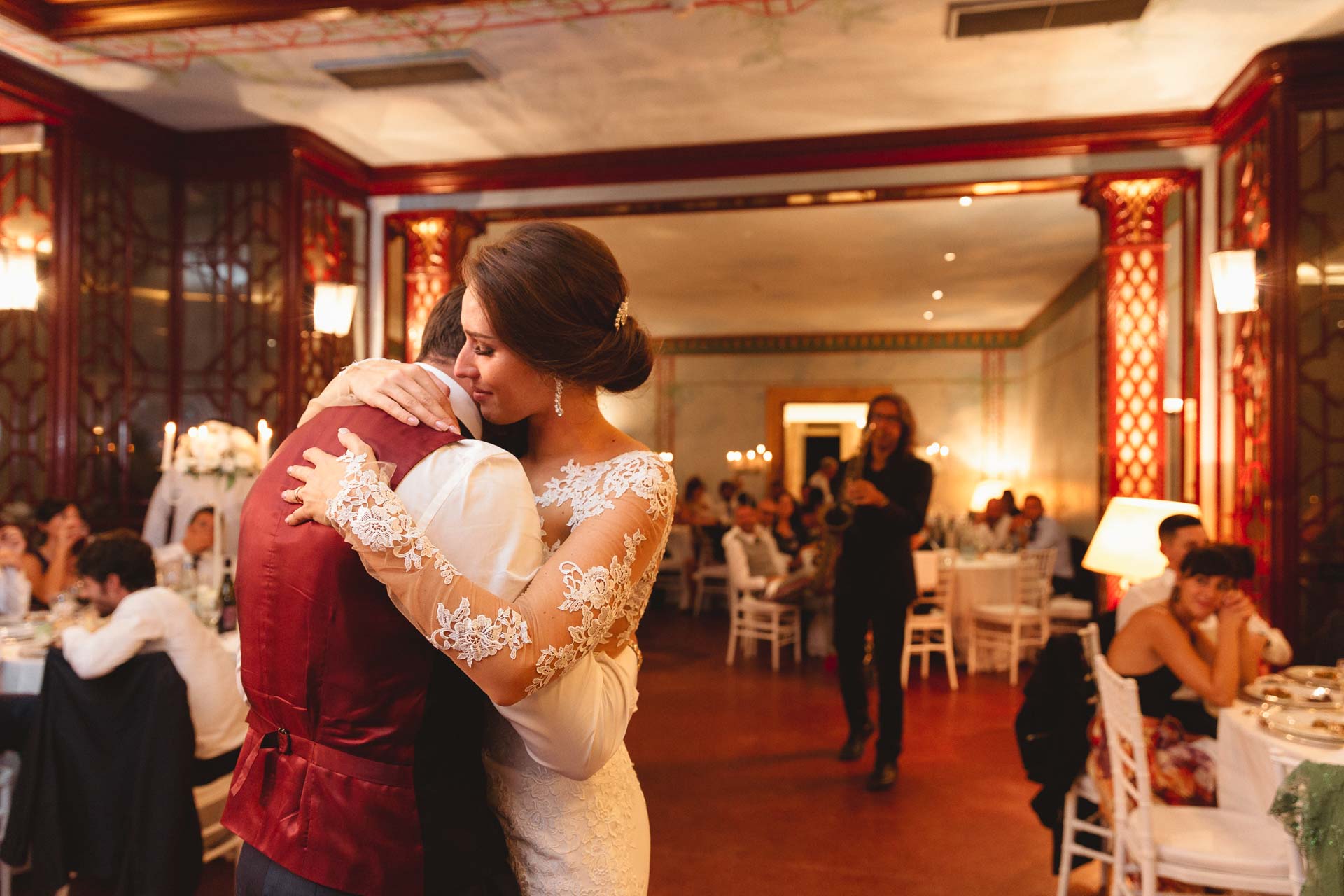 Lo sposo abbraccia la sposa in sala