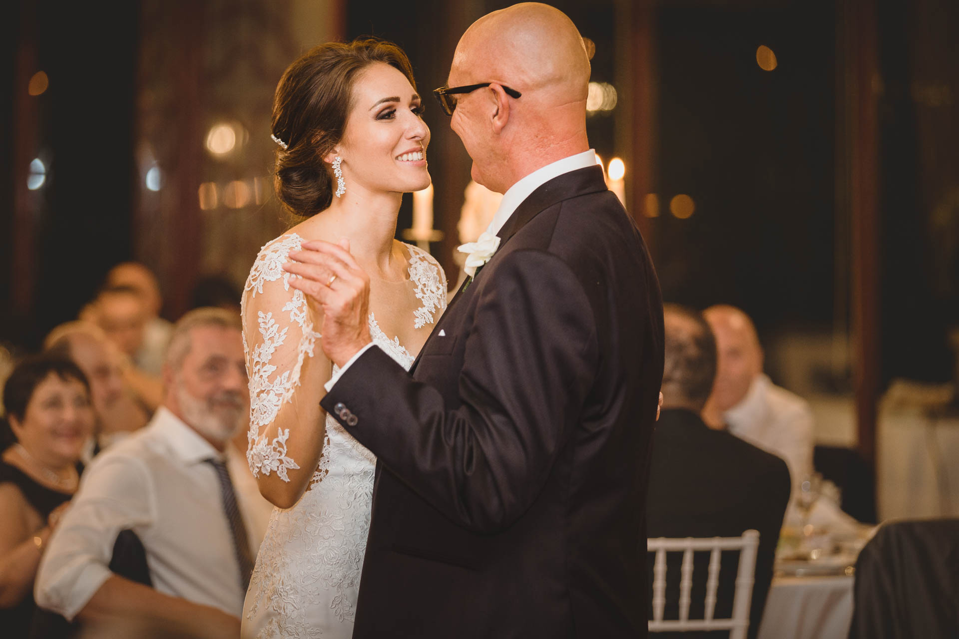 La sposa sorride al papà mentre ballano