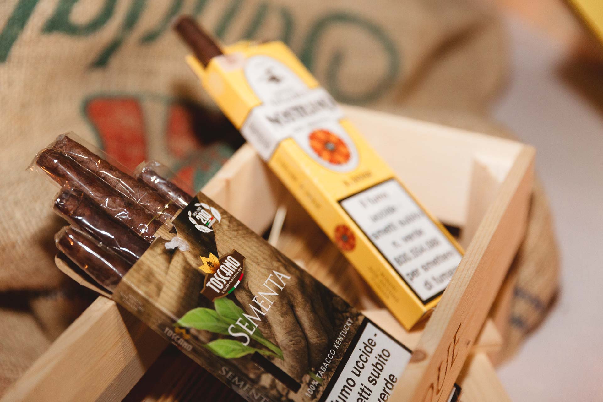 I sigari e il tabacco in una cassetta di legno