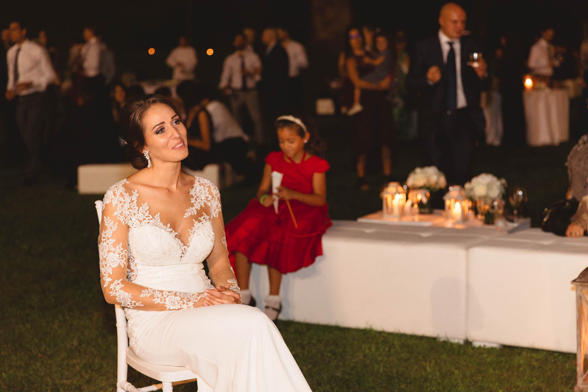 La sposa seduta nel parco, con una bambina in rosso accanto