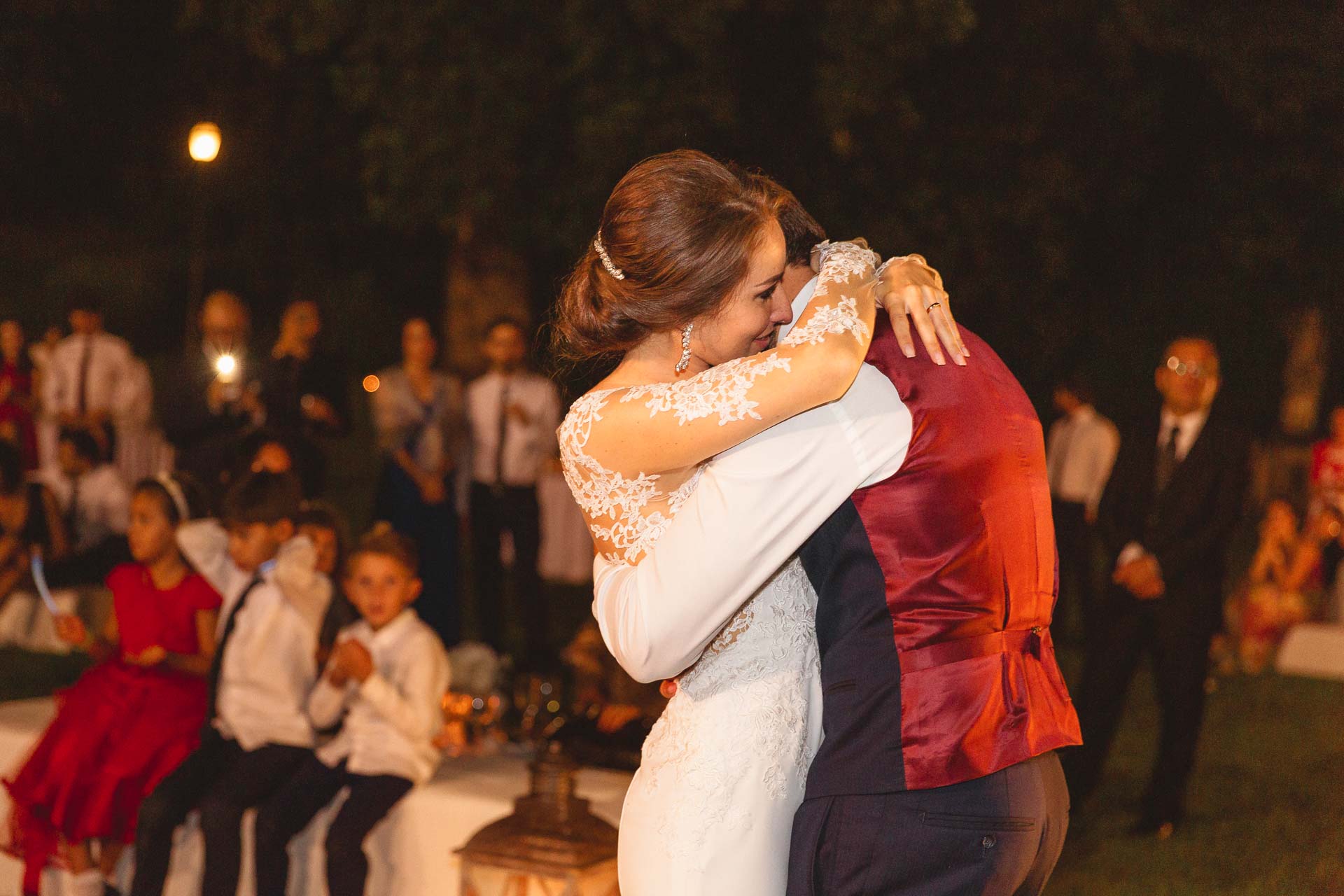La sposa commossa abbraccia lo sposo dopo la lettera