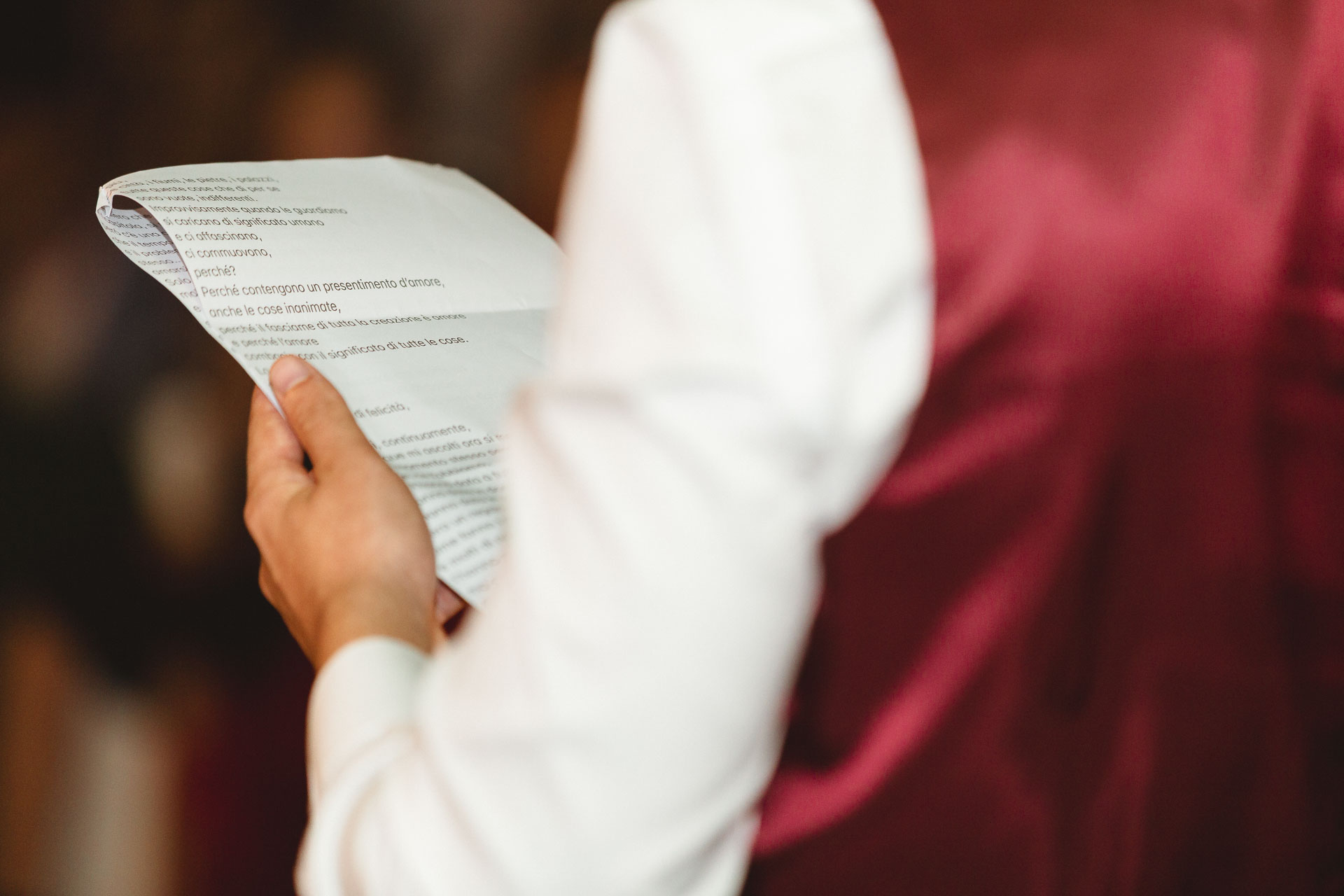 La lettera tra le mani dello sposo, da vicino