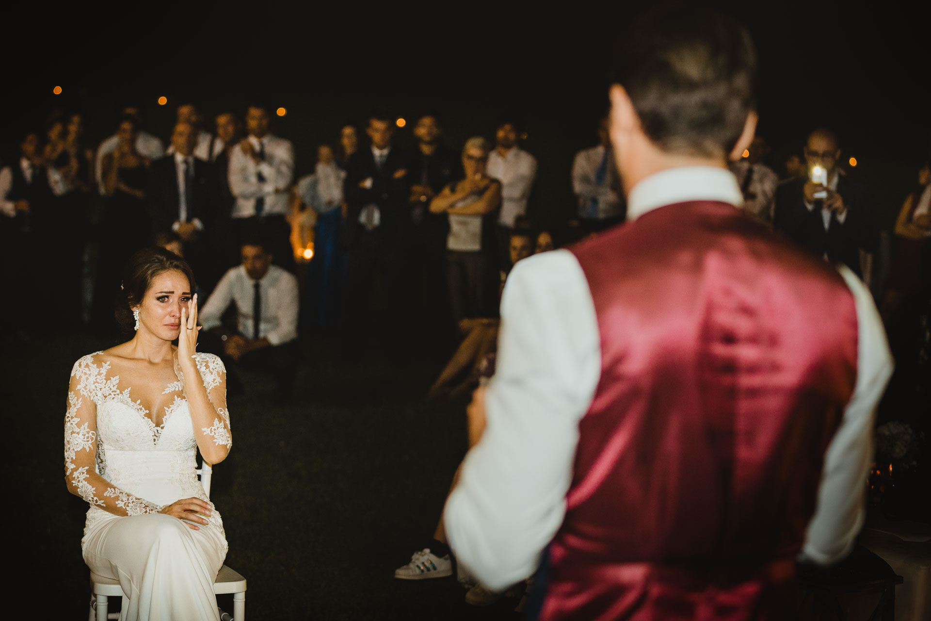 La sposa si asciuga le lacrime ascoltando lo sposo