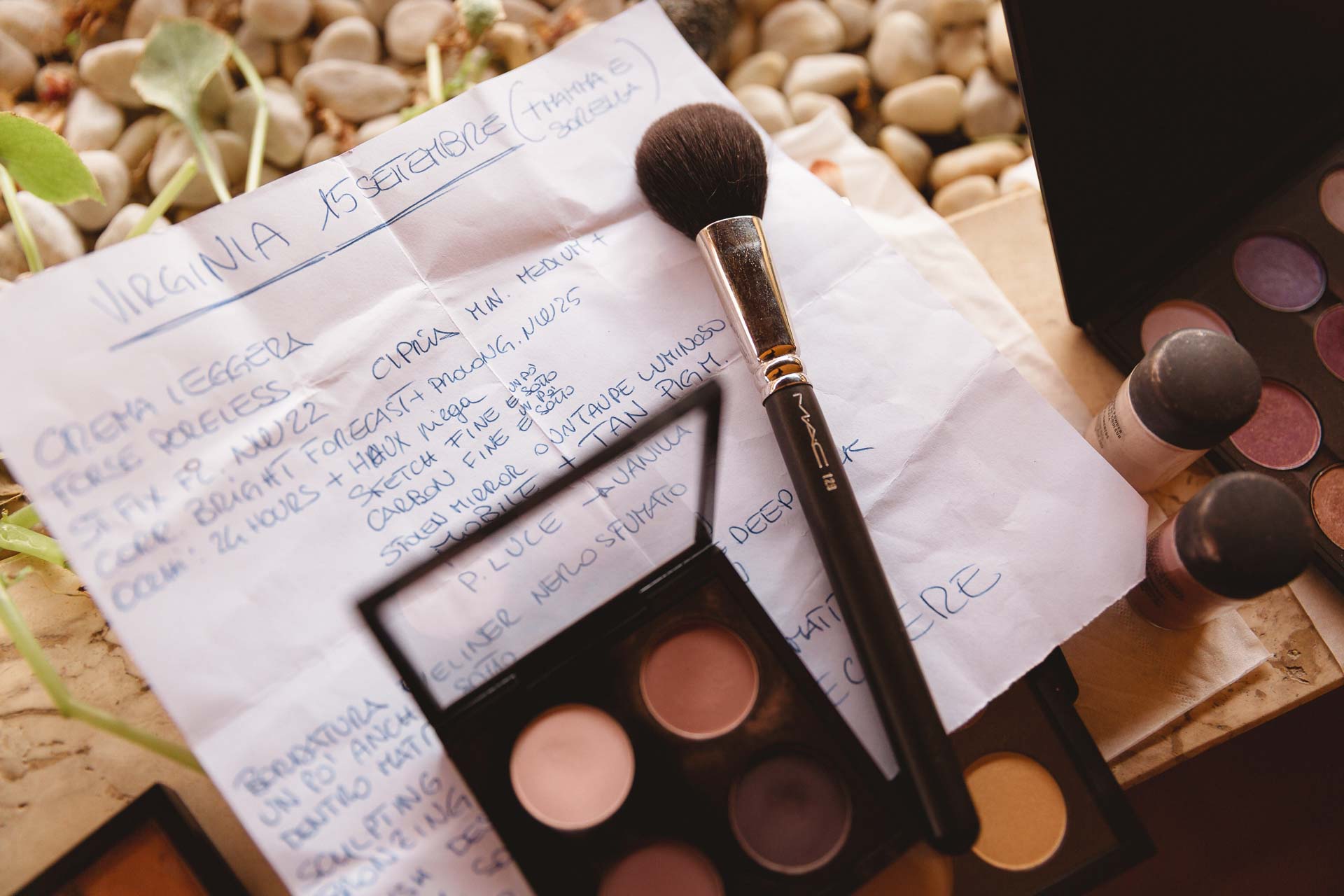 Gli appunti del trucco, i pennelli e la tavolozza degli ombretti