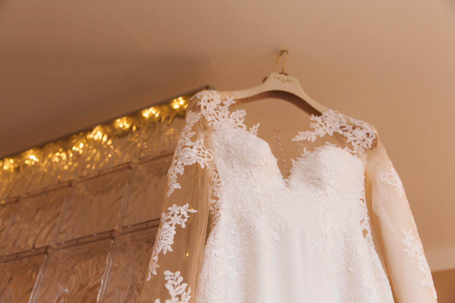 Il pizzo dell'abito da sposa appeso