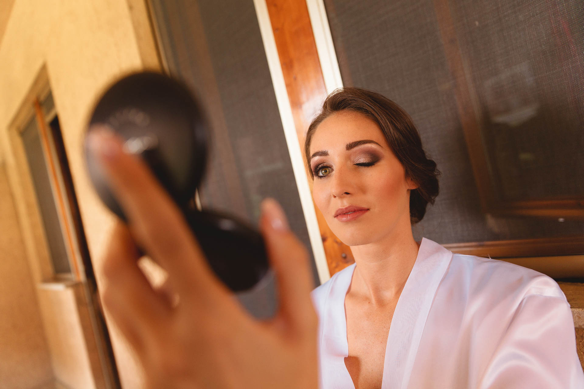 La sposa con lo specchietto, a occhi chiusi