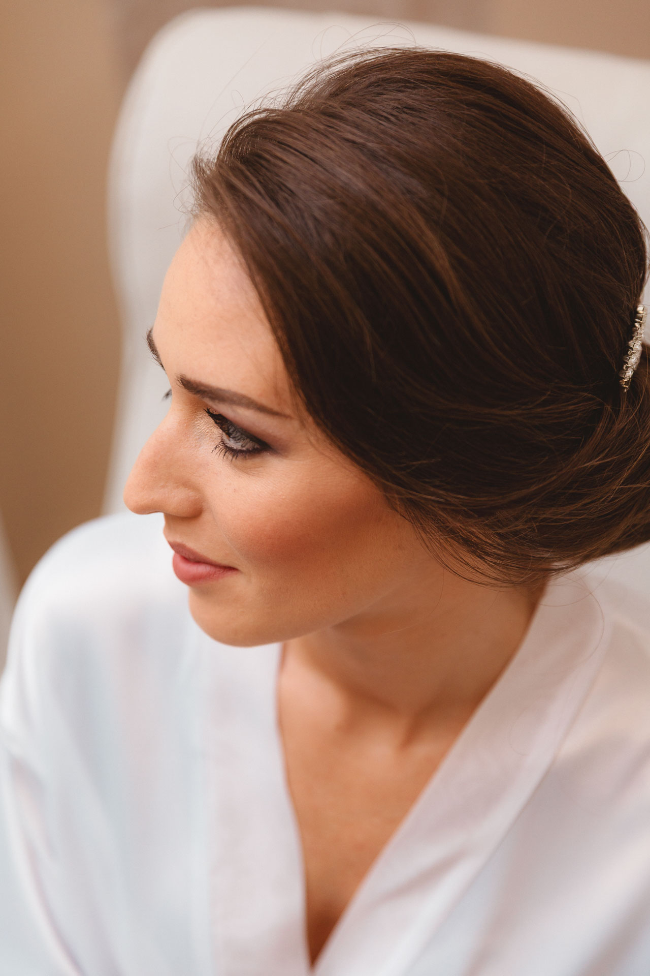 Il profilo della sposa, con i capelli raccolti