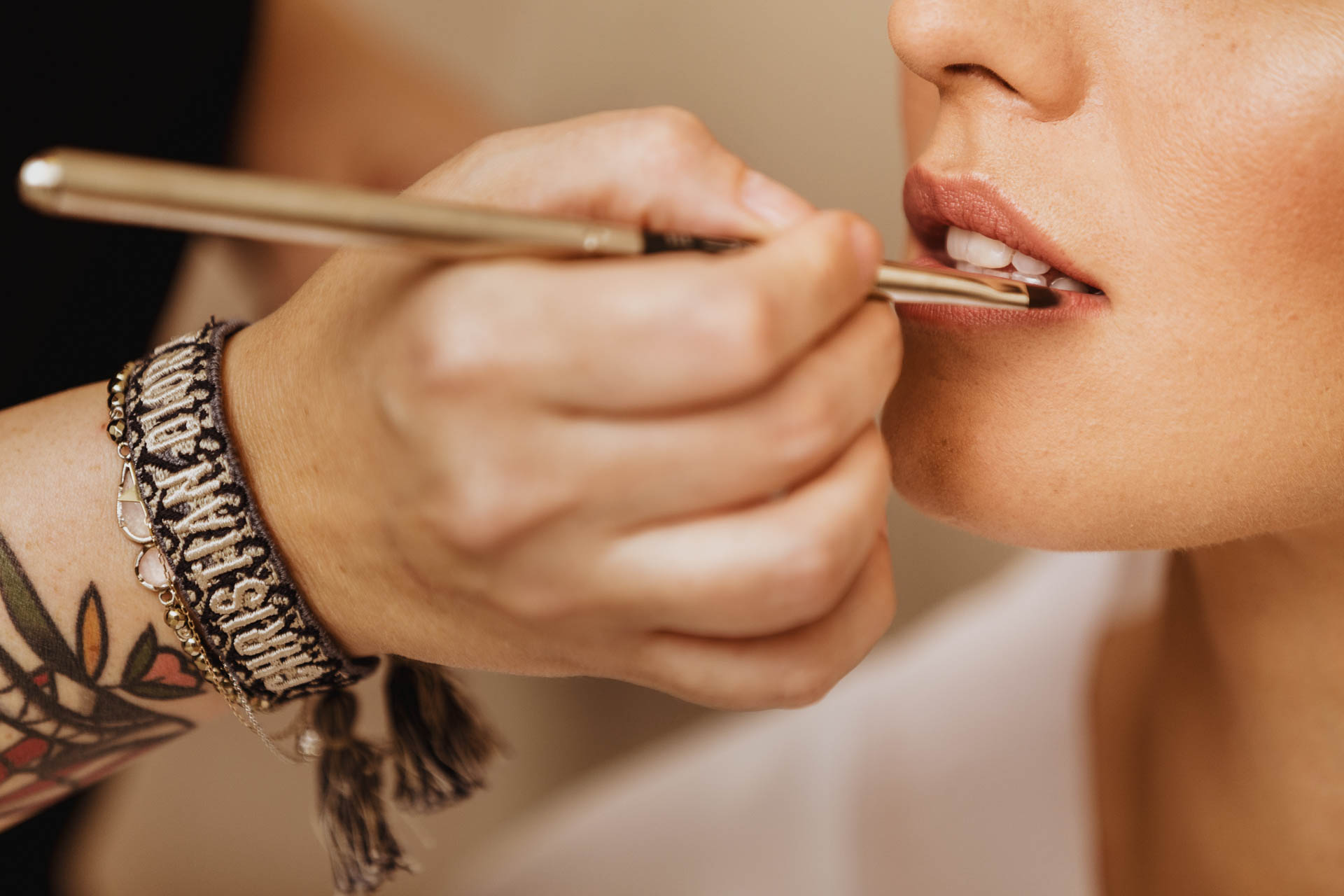 Il pennello sulle labbra della sposa, da vicino