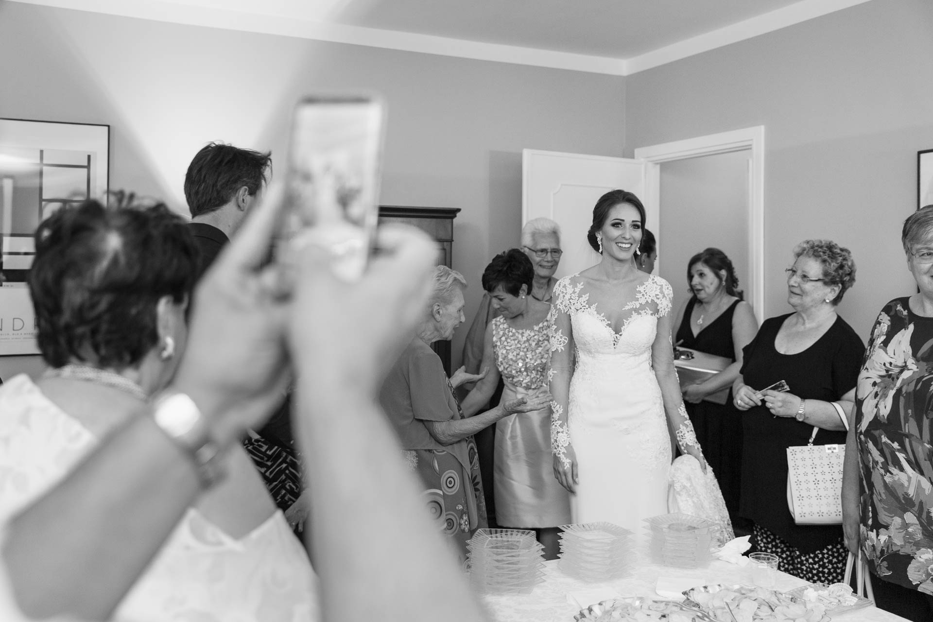 In bianco e nero, la sposa tra le parenti in salotto