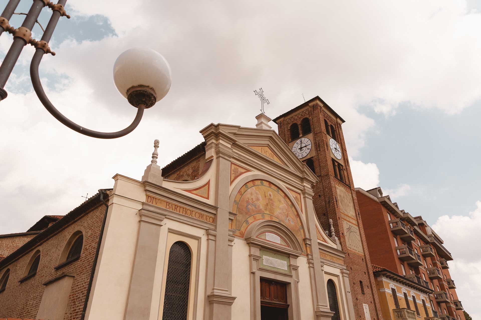 La facciata della chiesa di San Bartolomeo Apostolo a Vinovo, con il campanile