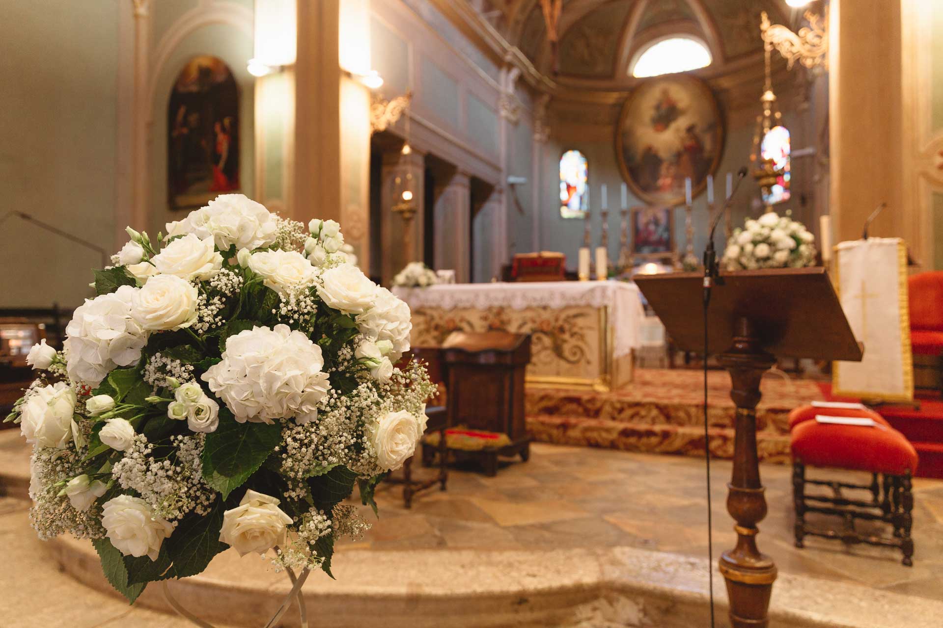 I fiori bianchi accanto all'altare
