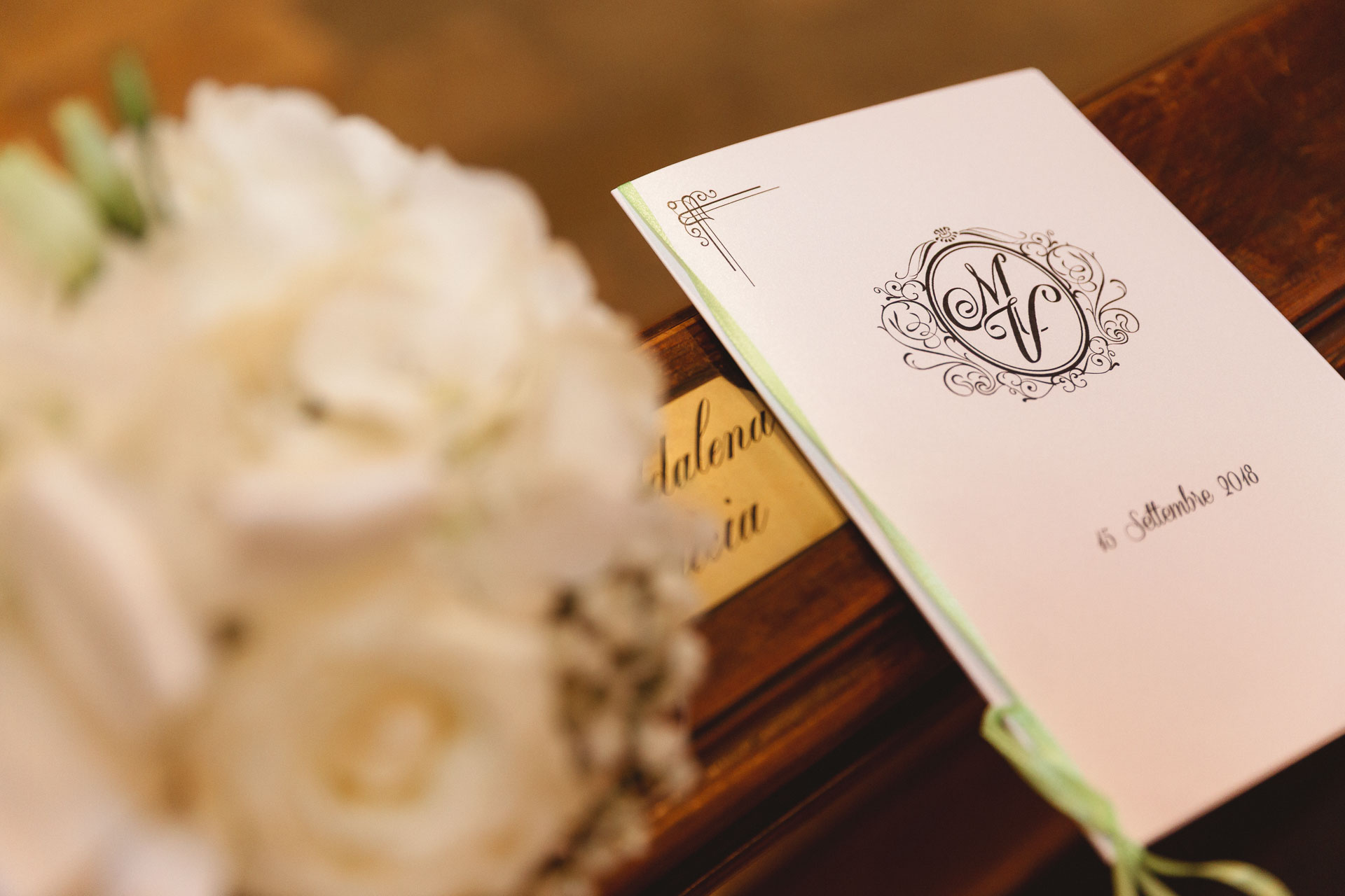 Il libretto della messa con le iniziali degli sposi, accanto ai fiori