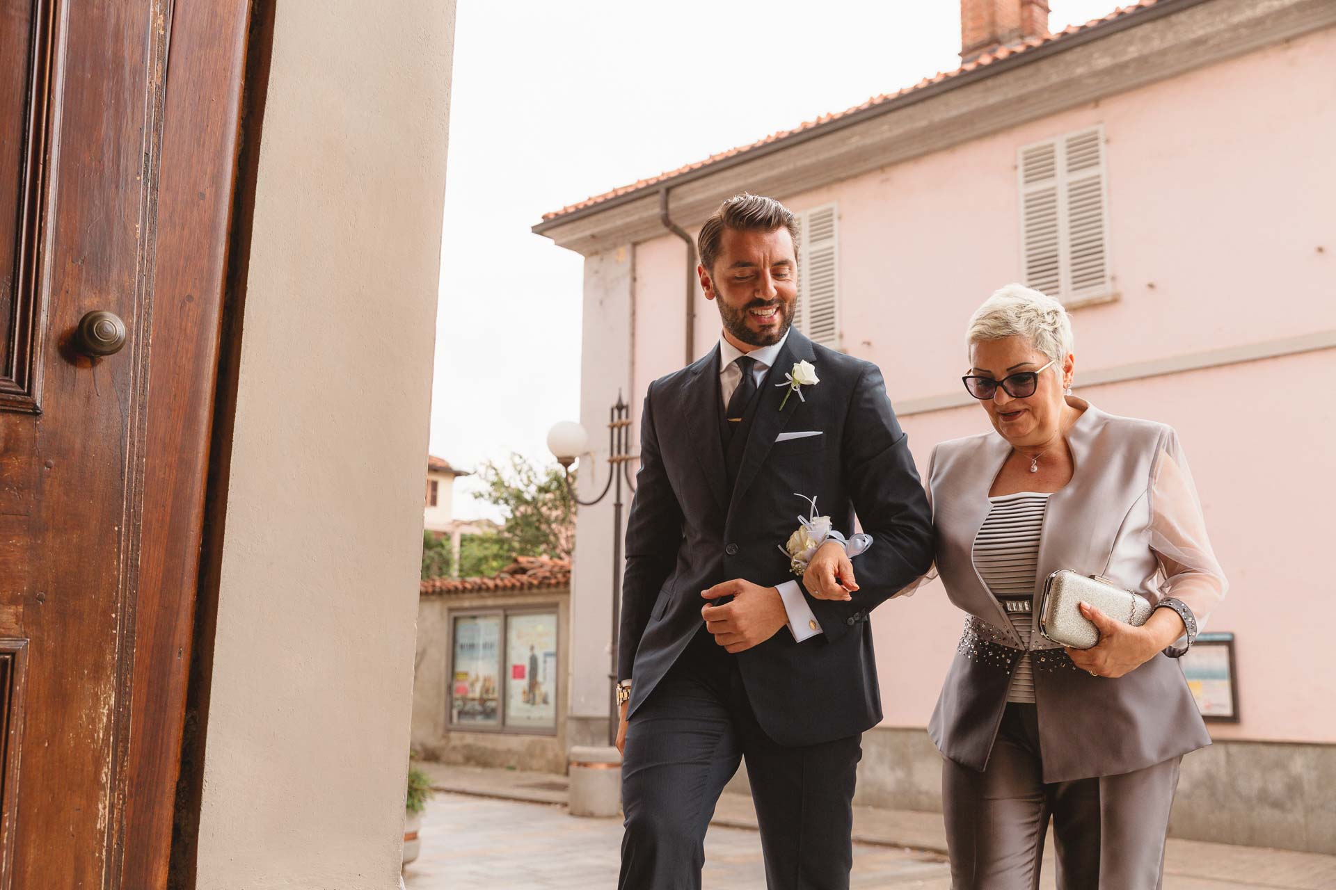 Lo sposo entra in chiesa sottobraccio alla mamma
