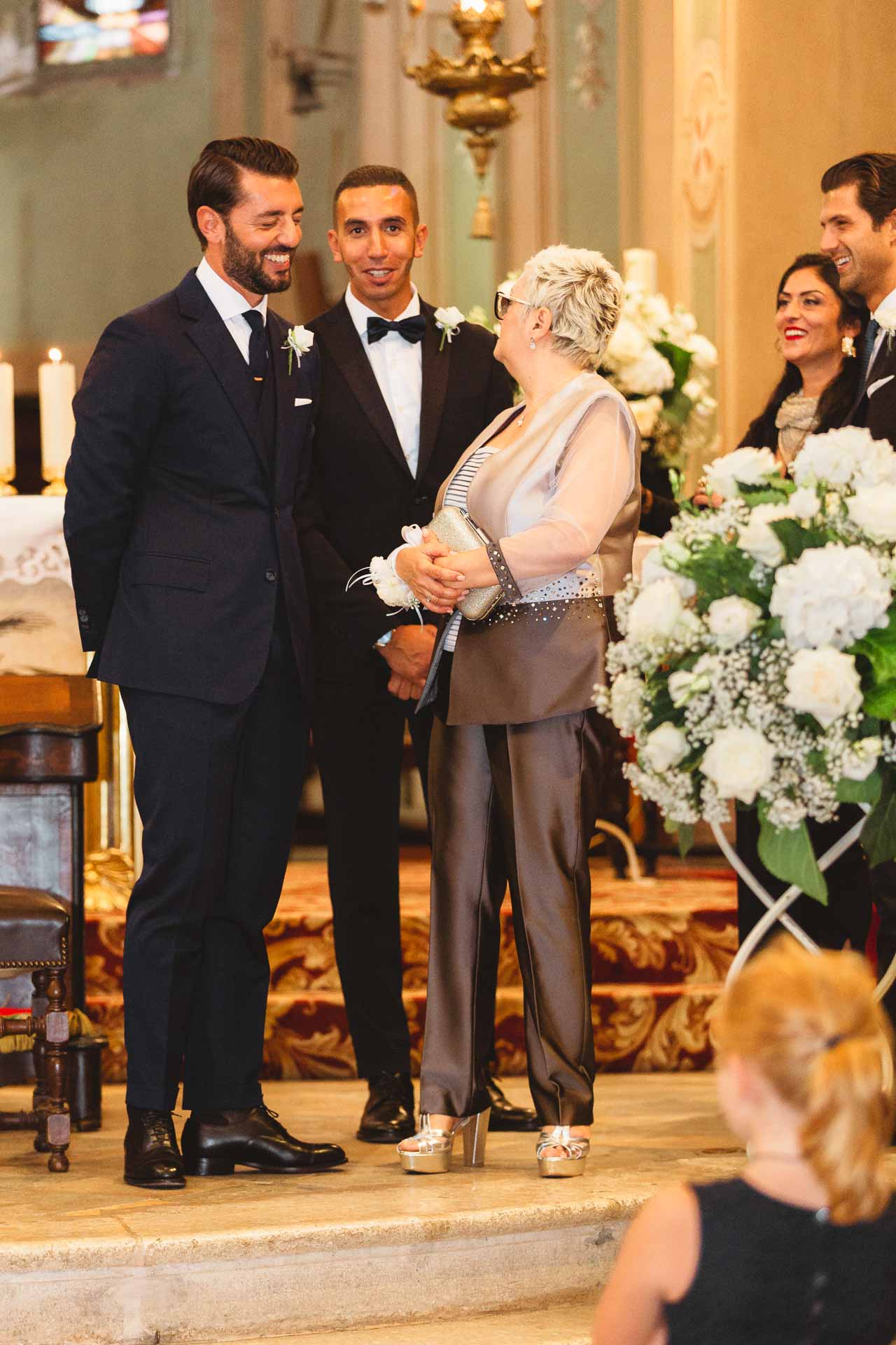 Lo sposo all'altare con un amico e la mamma