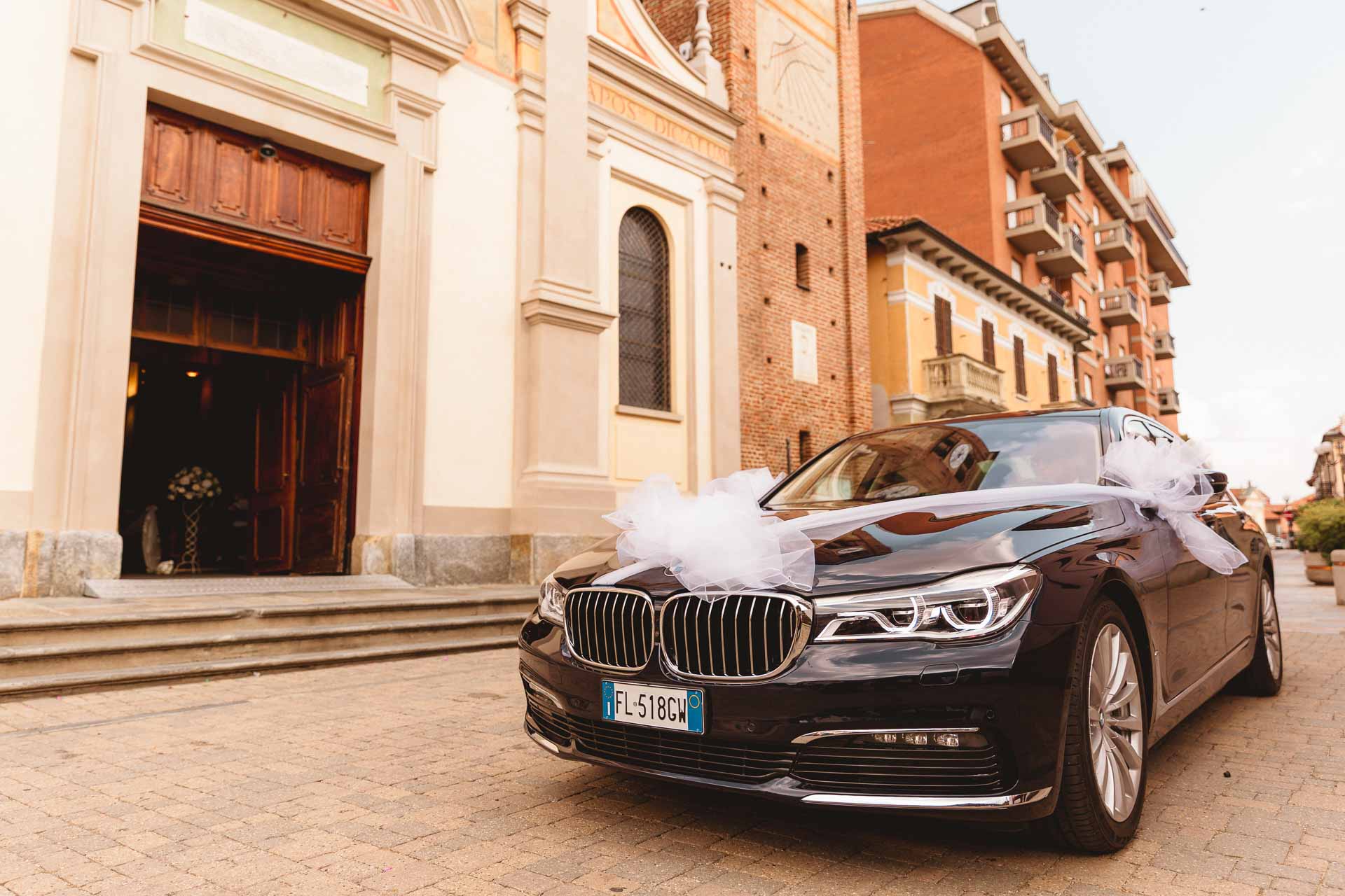 L'auto della sposa davanti alla chiesa