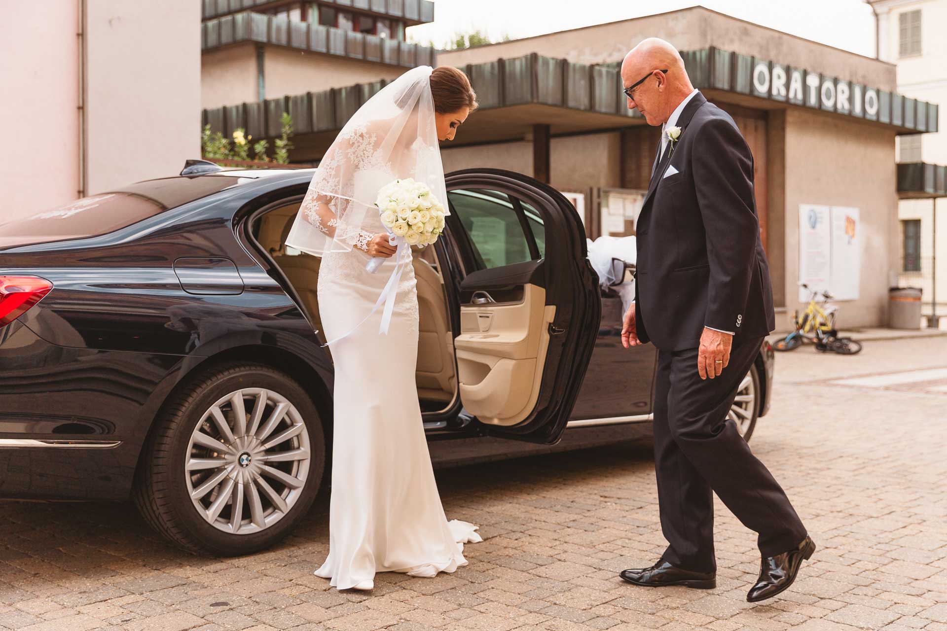 Il papà accompagna la sposa che scende dall'auto
