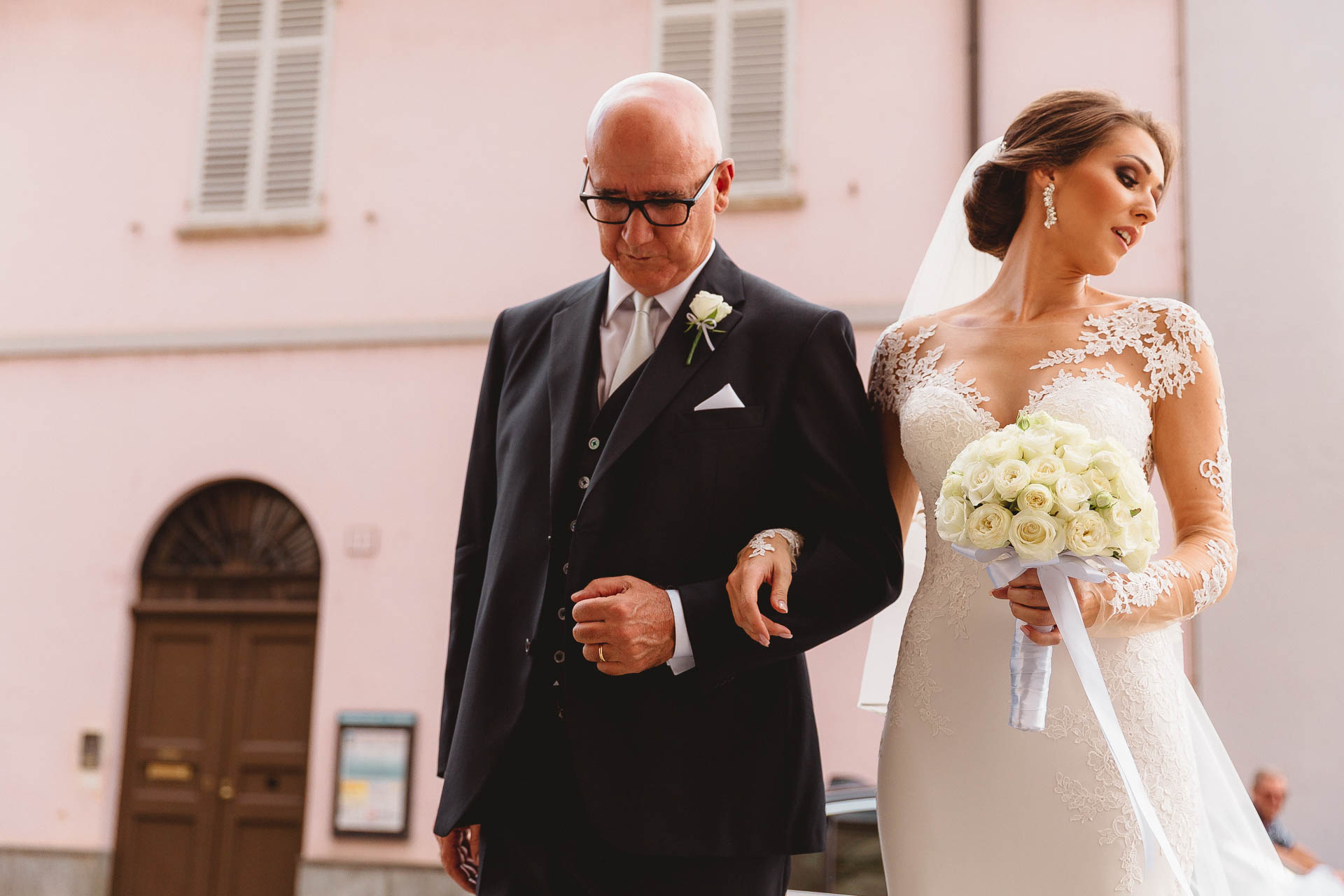 Il papà e la sposa davanti al portone